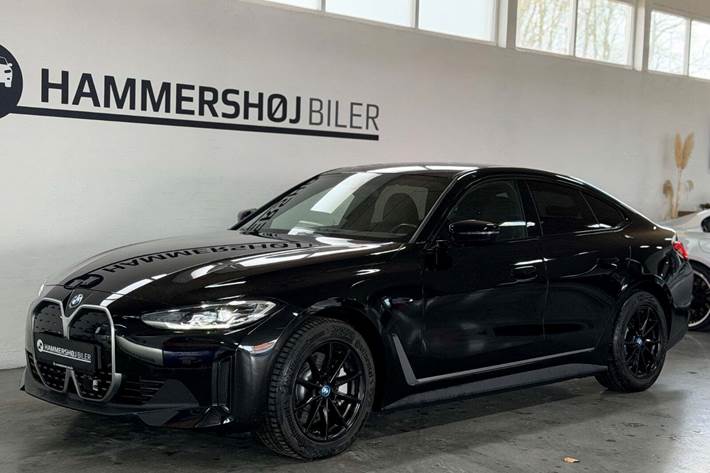 Sort BMW i4 fra 2023 set udefra