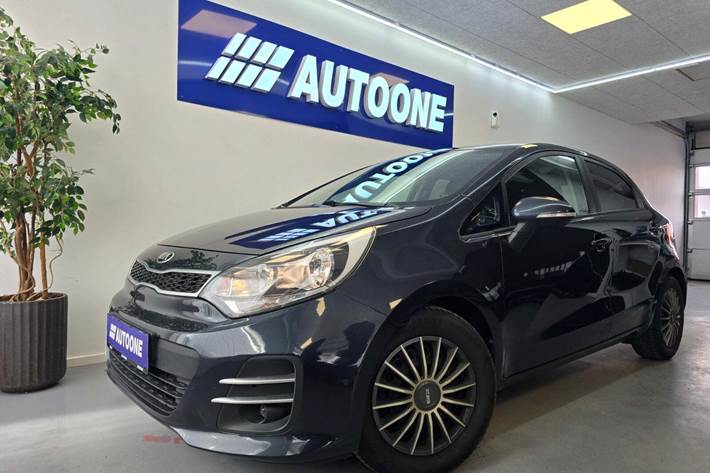 Blå Kia Rio fra 2016 set udefra