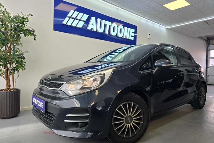Blå Kia Rio fra 2016 set udefra