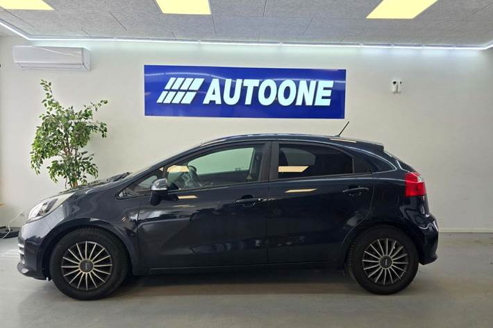 Blå Kia Rio fra 2016