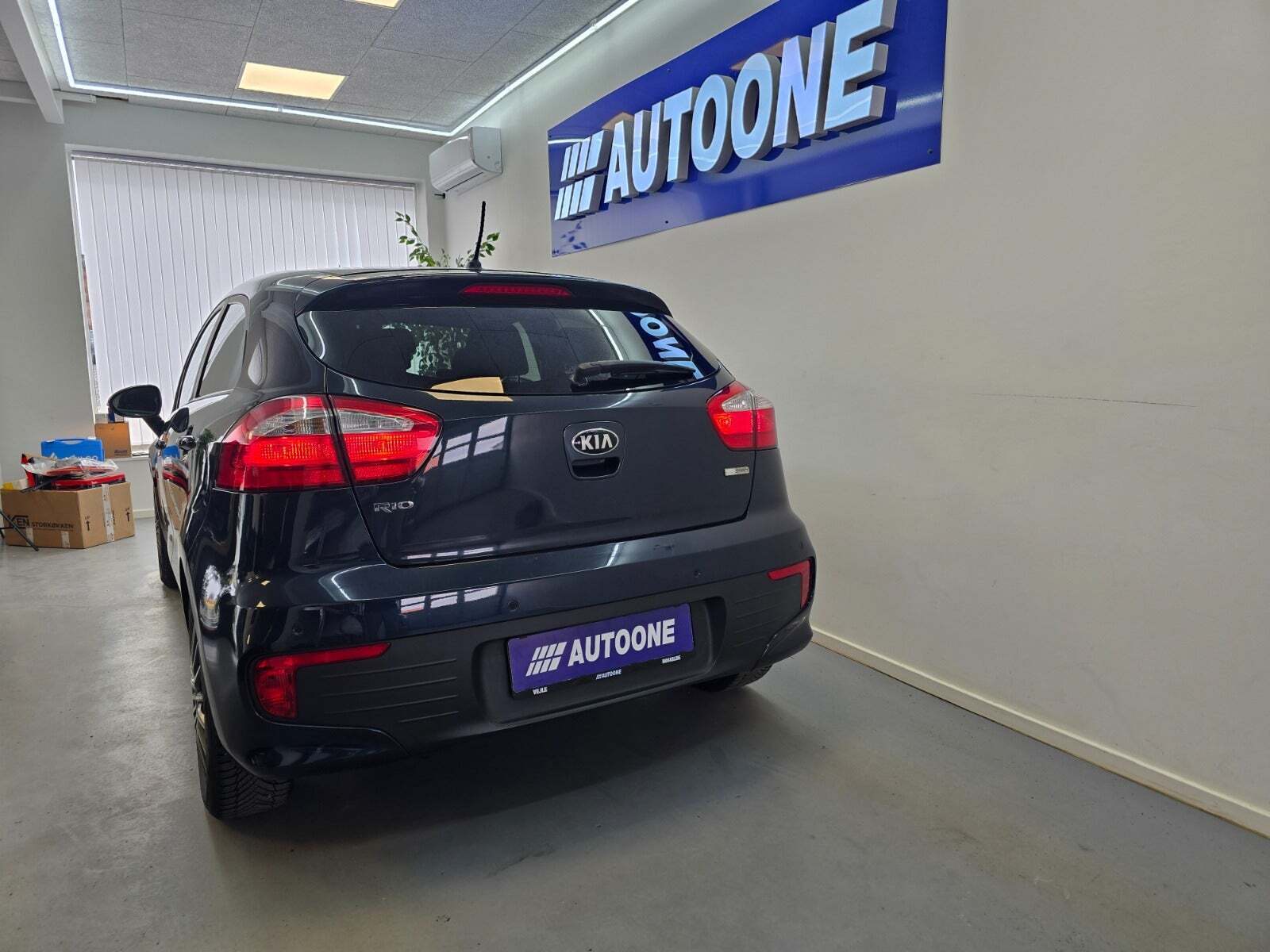 Blå Kia Rio fra 2016