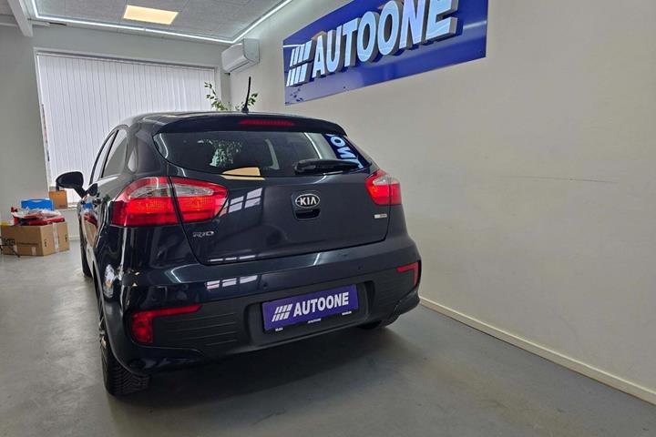 Blå Kia Rio fra 2016