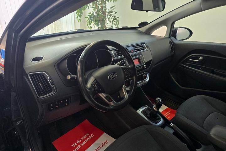 Blå Kia Rio fra 2016