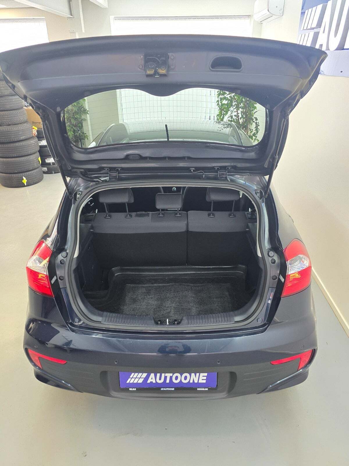 Blå Kia Rio fra 2016