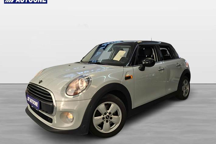 Sølv Mini Cooper fra 2018 set udefra