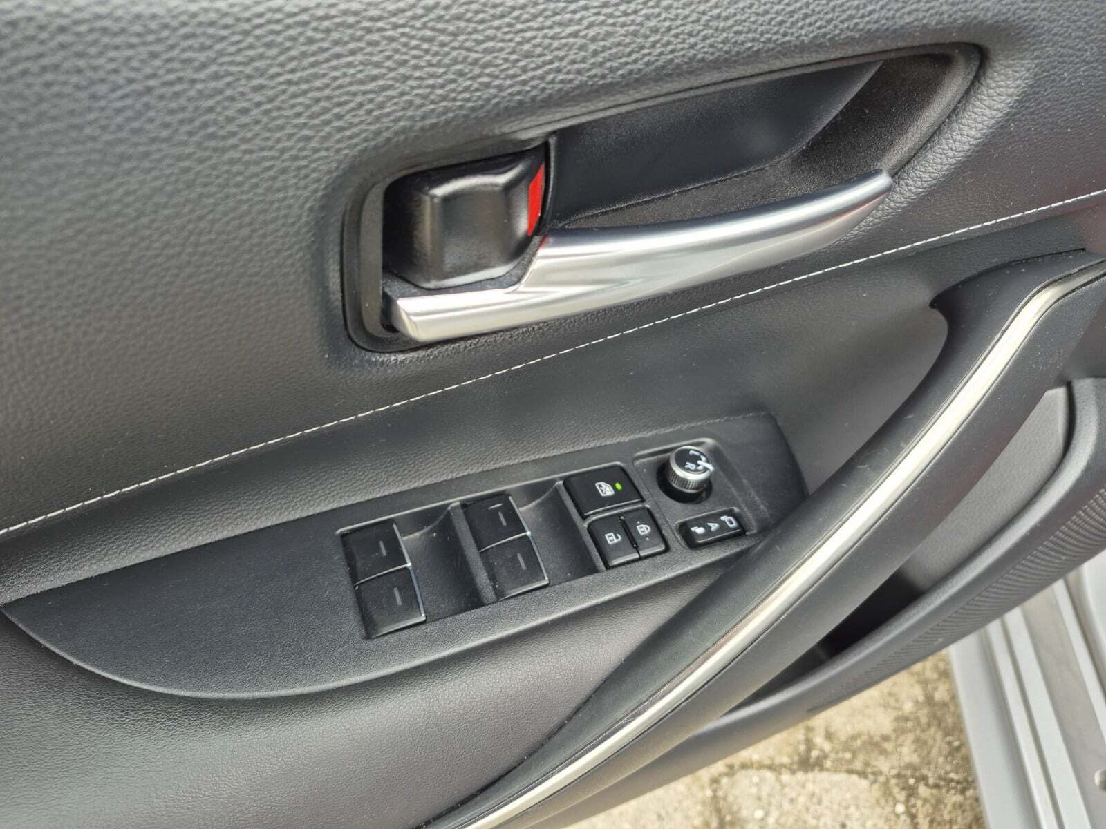 Grå Toyota Corolla fra 2020