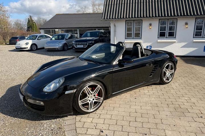 Sort Porsche Boxster S fra 2005 set udefra