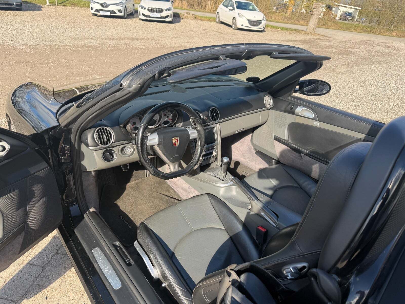 Sort Porsche Boxster S fra 2005 set indefra