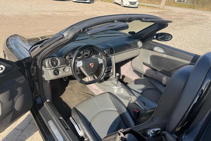 Sort Porsche Boxster S fra 2005 set indefra