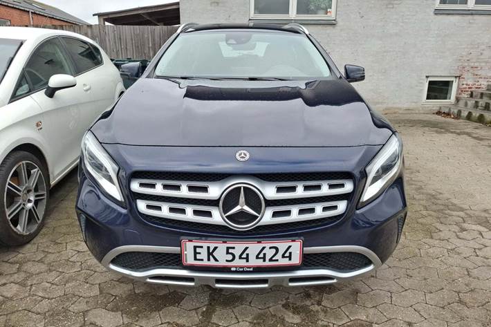 Blå Mercedes GLA200 fra 2018