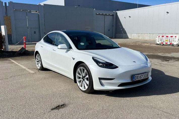 Hvid Tesla Model 3 fra 2019