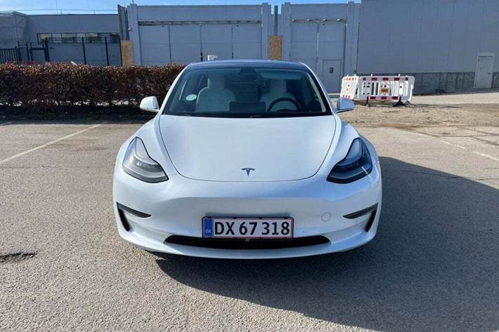 Hvid Tesla Model 3 fra 2019