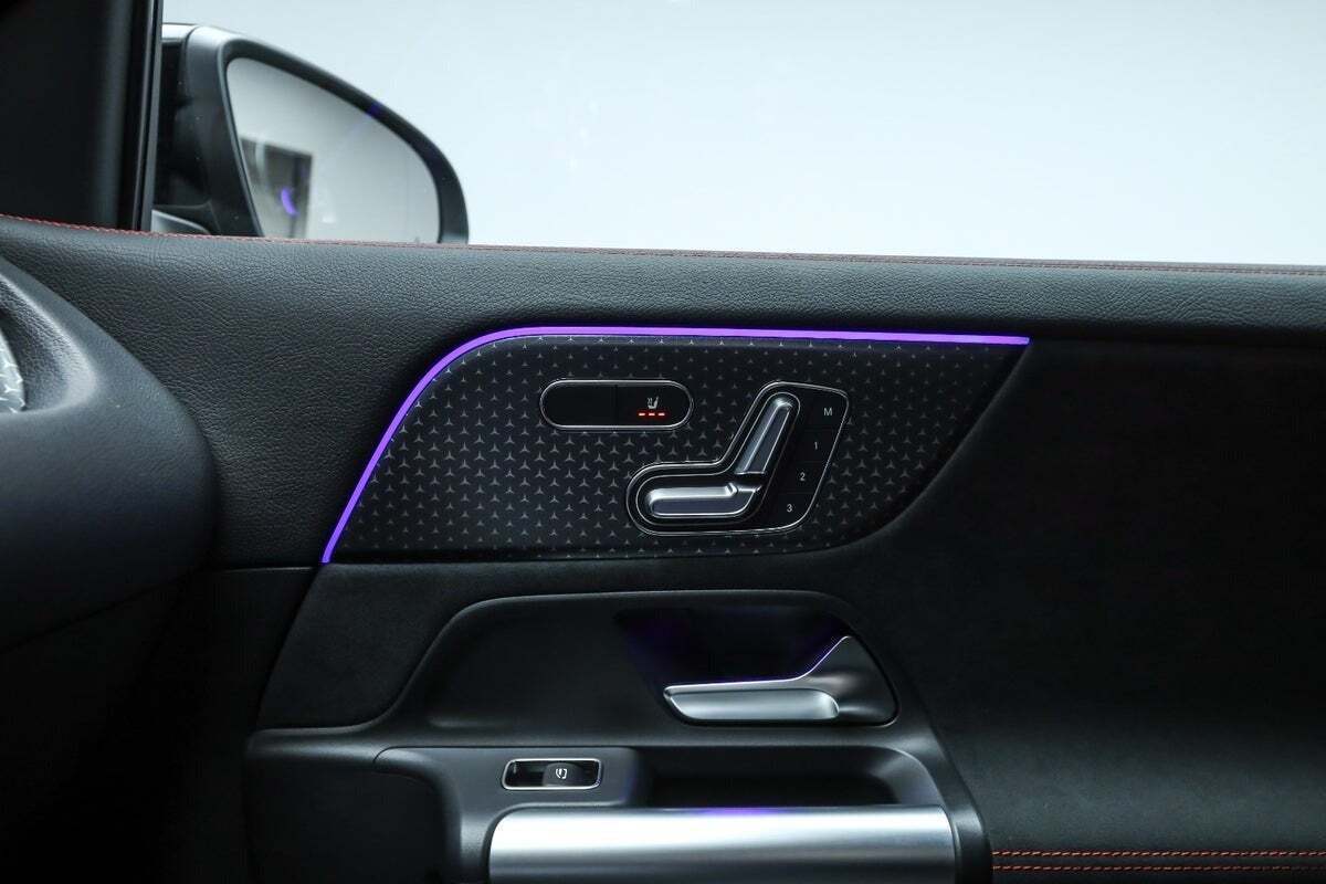 Sort Mercedes EQA350 fra 2024