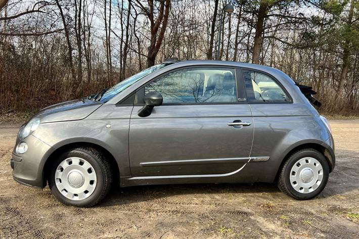 Grå Fiat 500C fra 2013