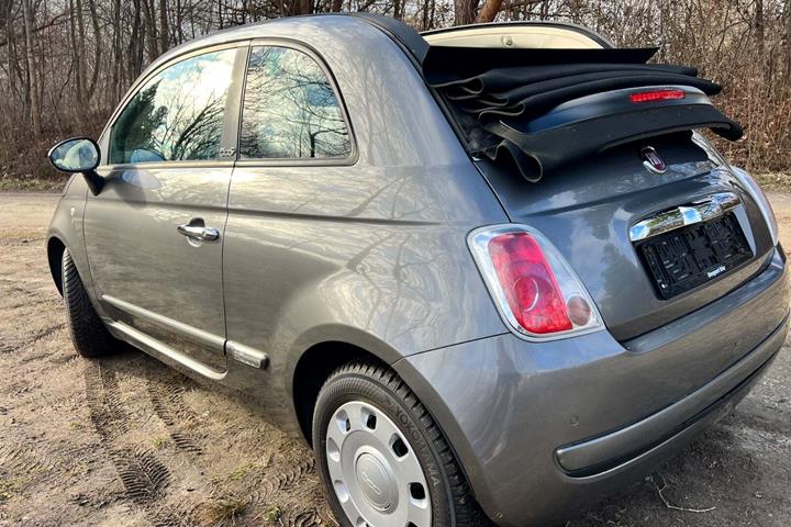 Grå Fiat 500C fra 2013
