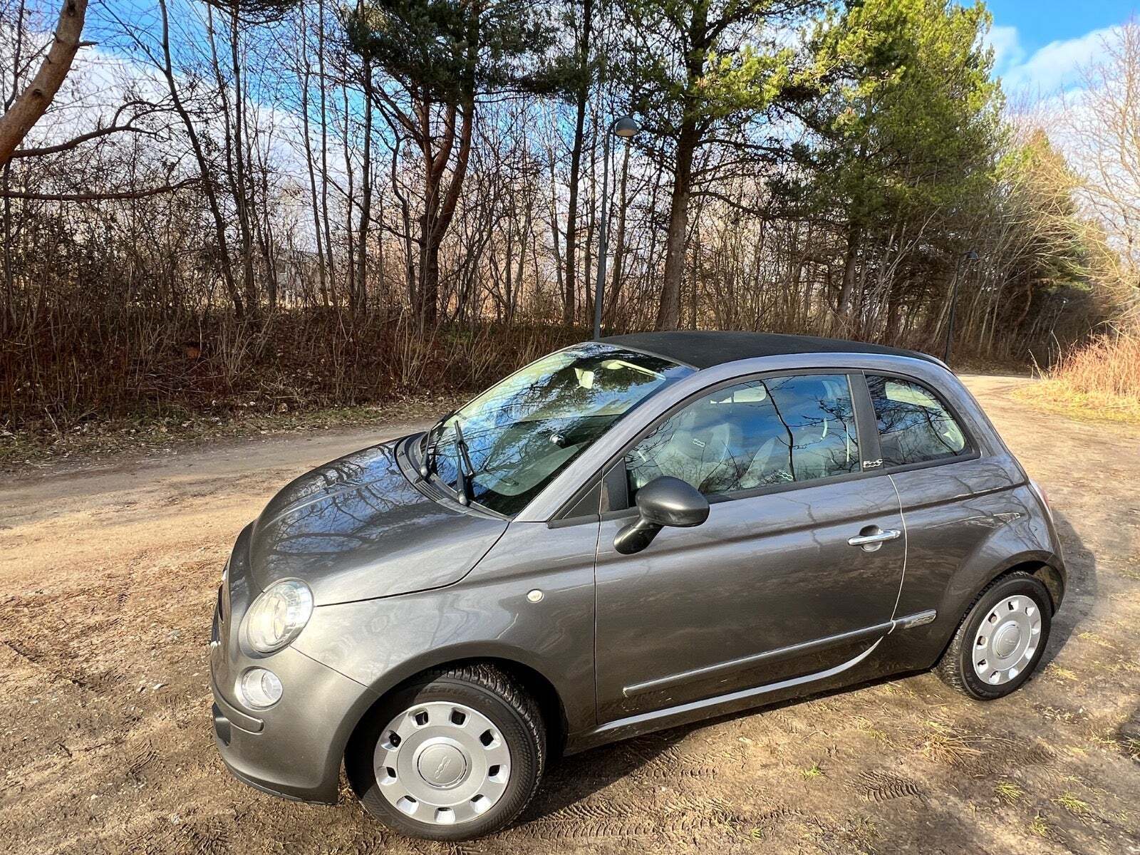 Grå Fiat 500C fra 2013