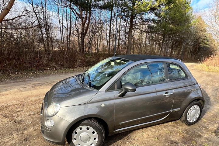 Grå Fiat 500C fra 2013