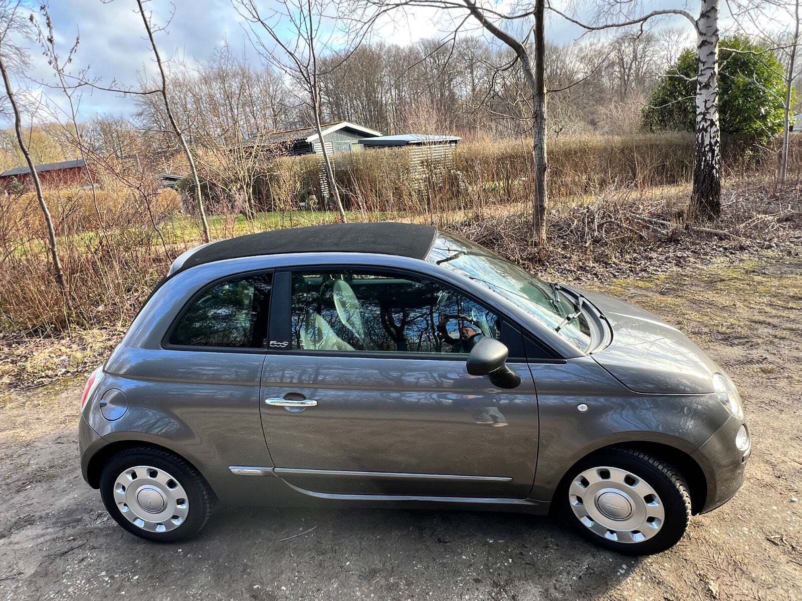 Grå Fiat 500C fra 2013