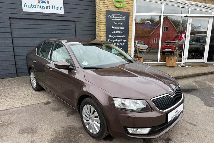 Brun Skoda Octavia fra 2014