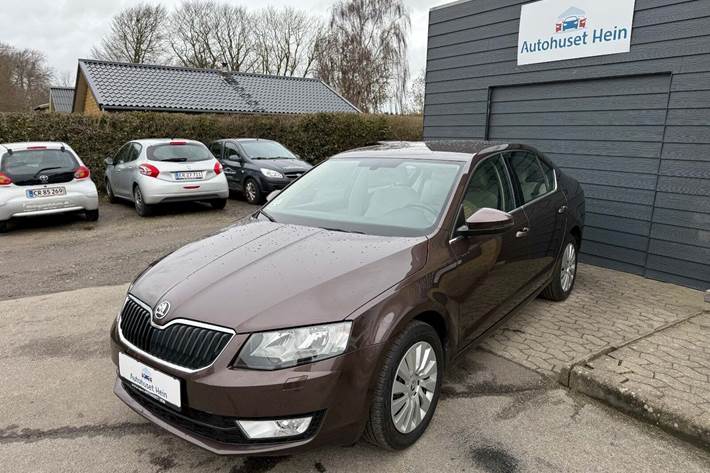 Brun Skoda Octavia fra 2014