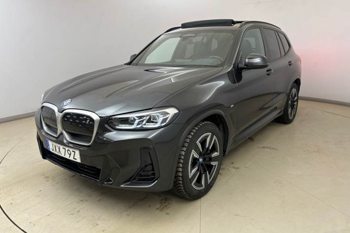 Grå BMW iX3 fra 2023 set udefra