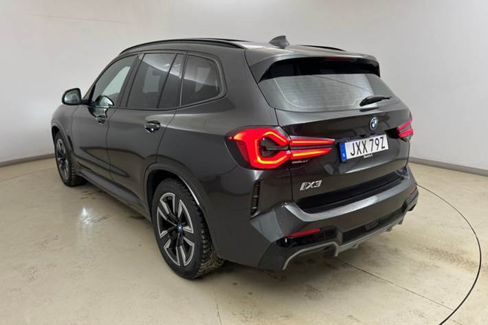 Grå BMW iX3 fra 2023