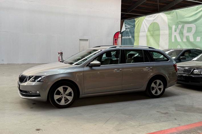 Orange Skoda Octavia fra 2018