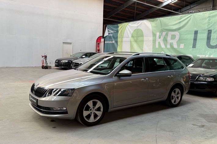 Orange Skoda Octavia fra 2018