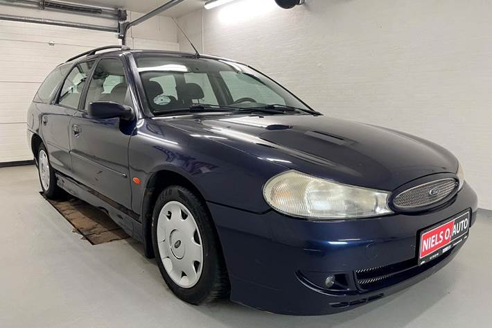 Blå Ford Mondeo fra 2000