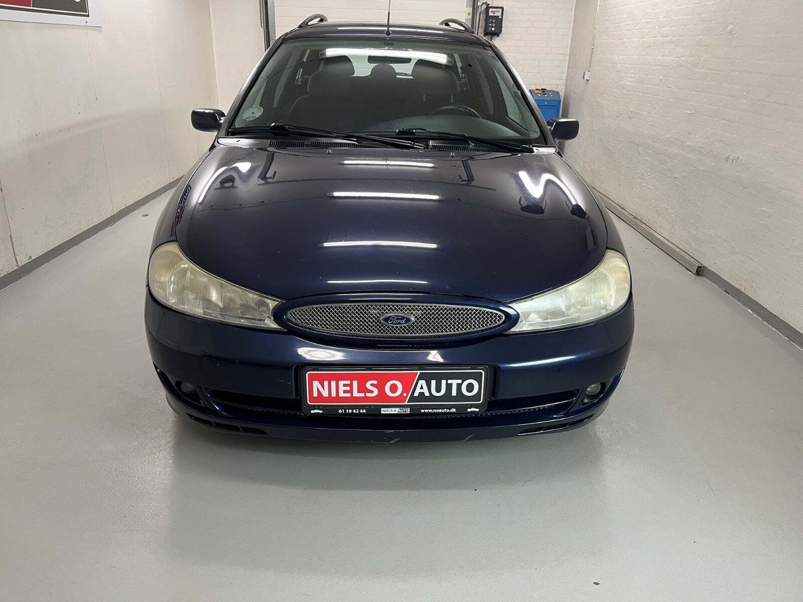 Blå Ford Mondeo fra 2000