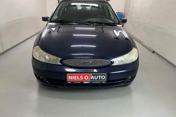 Blå Ford Mondeo fra 2000