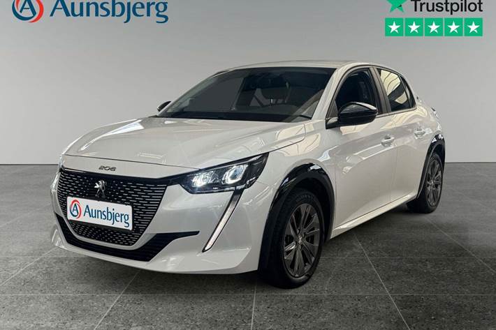 Hvid Peugeot e-208 fra 2022 set udefra