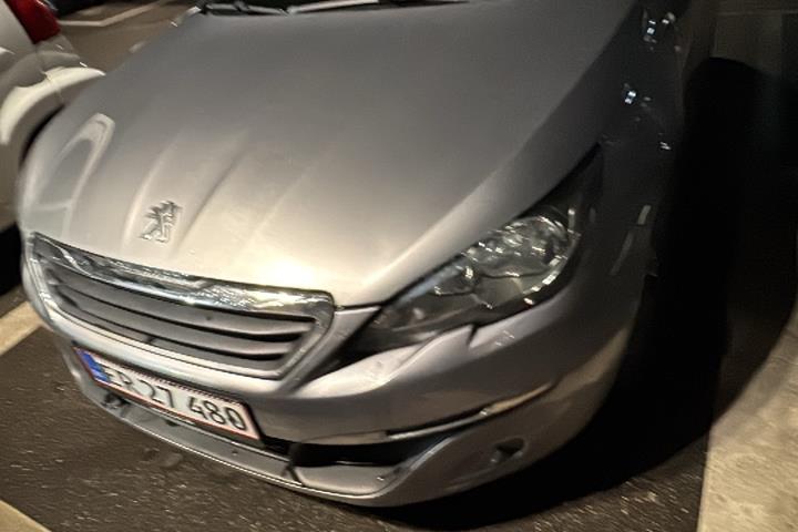 Grå Peugeot 308 fra 2015