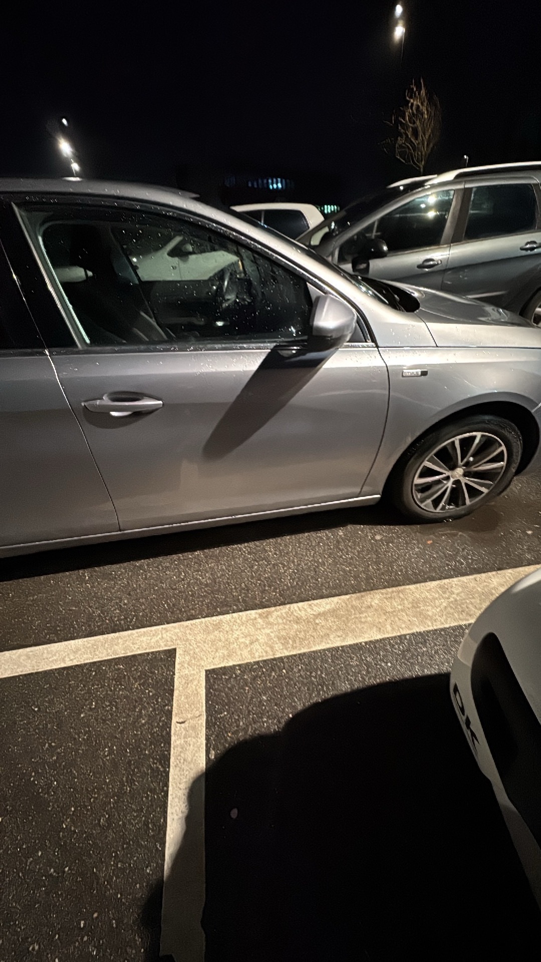 Grå Peugeot 308 fra 2015