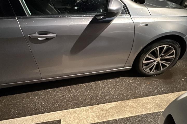 Grå Peugeot 308 fra 2015