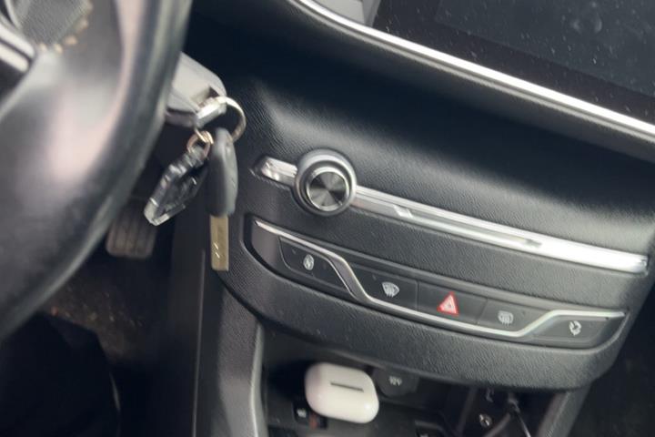 Grå Peugeot 308 fra 2015