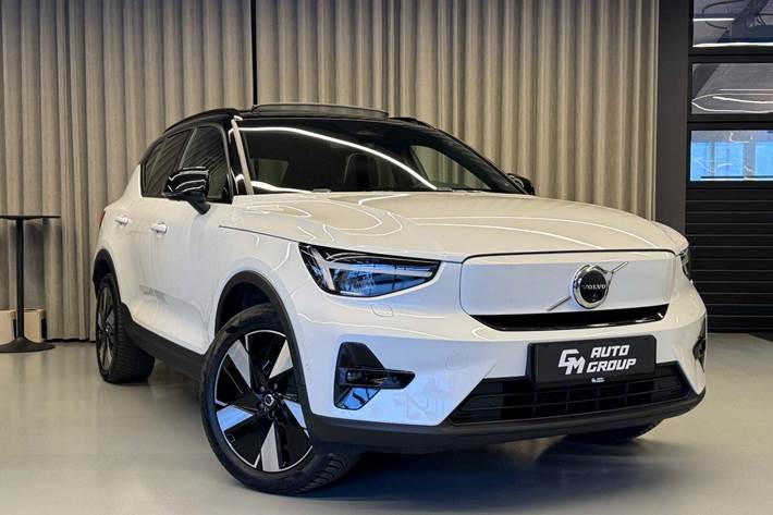Hvid Volvo XC40 fra 2024 set udefra