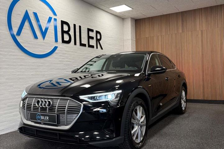 Sort Audi e-tron fra 2021 set udefra
