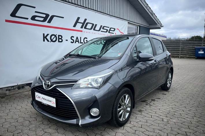 Grå Toyota Yaris fra 2016