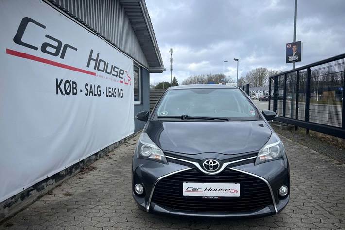 Grå Toyota Yaris fra 2016