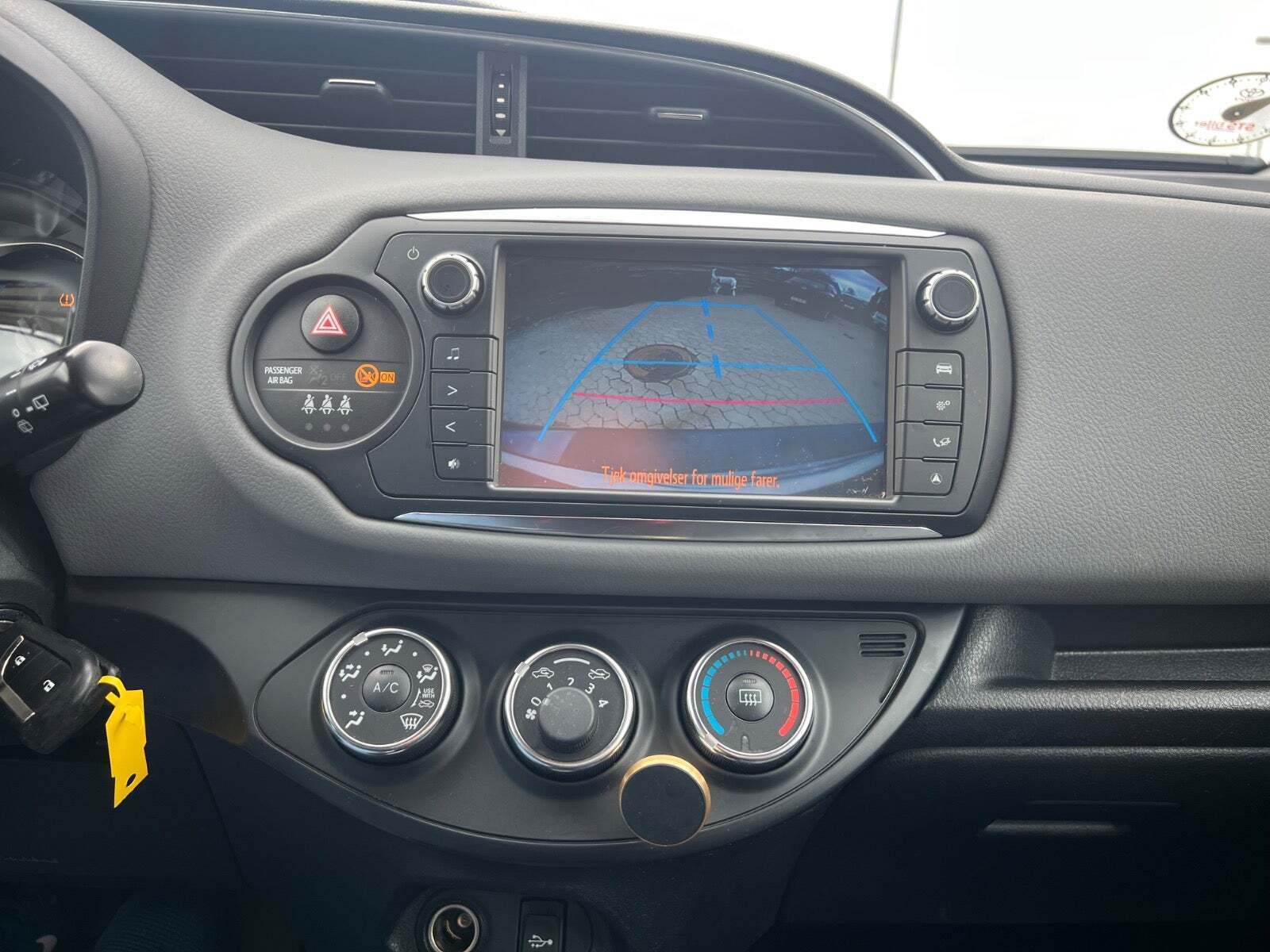 Grå Toyota Yaris fra 2016