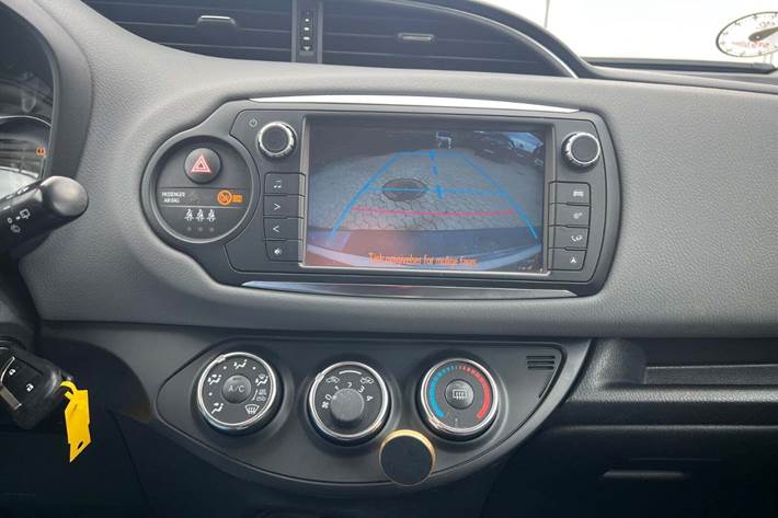 Grå Toyota Yaris fra 2016