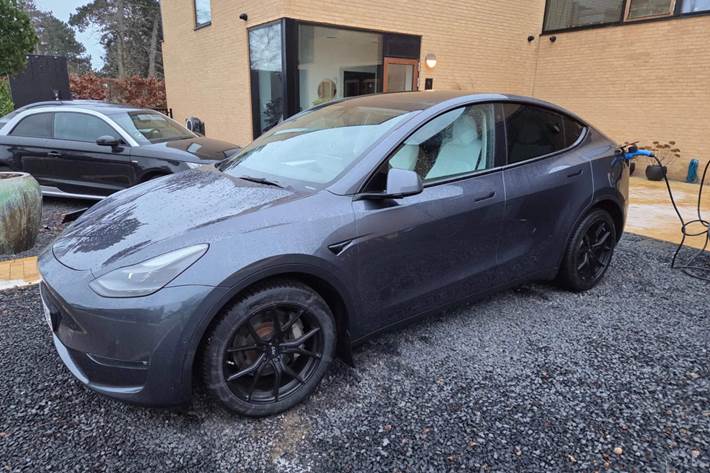 Grå Tesla Model Y fra 2021