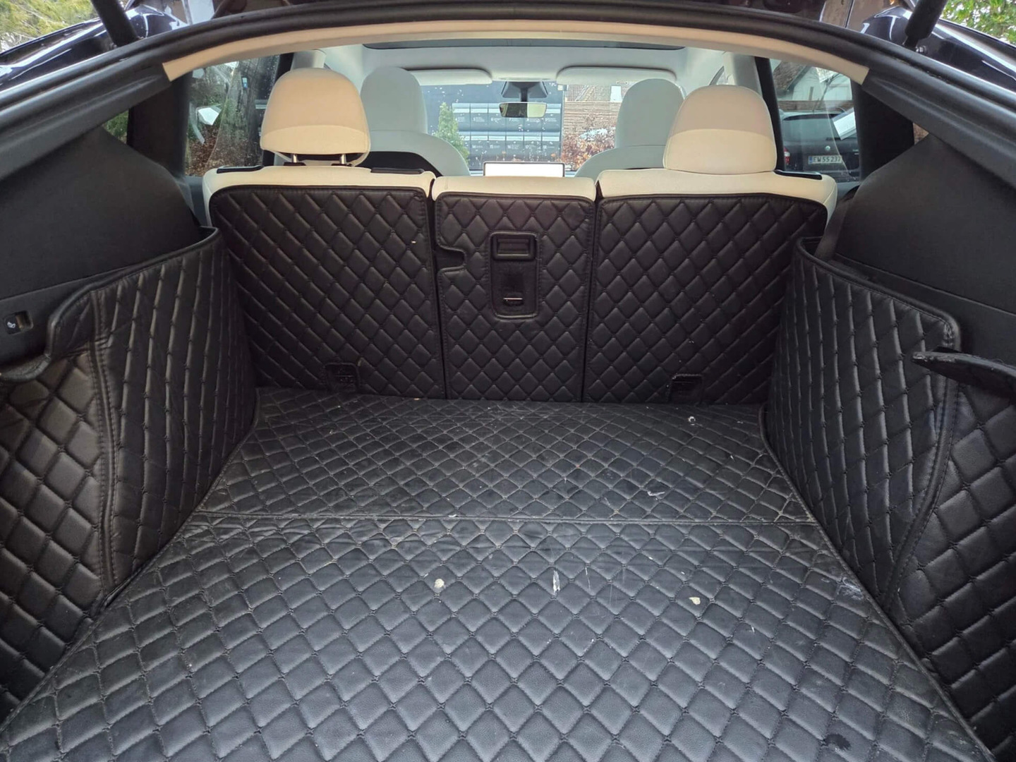 Grå Tesla Model Y fra 2021