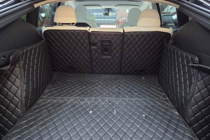 Grå Tesla Model Y fra 2021