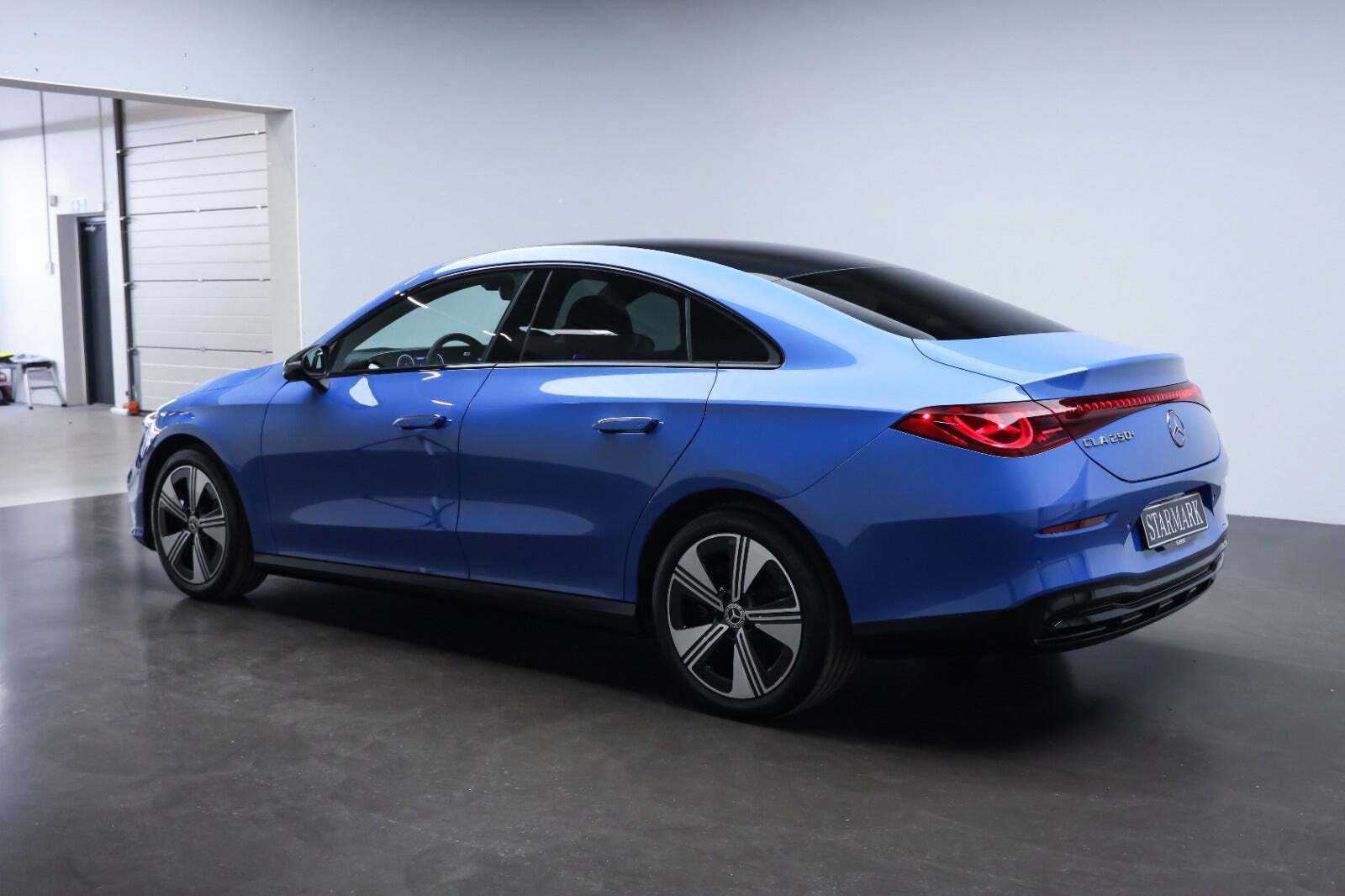 Blå Mercedes CLA250+ fra 2025