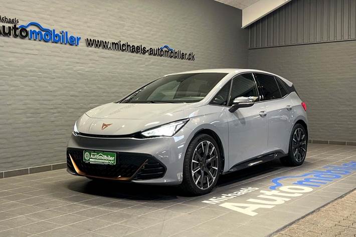 Grå Cupra Born fra 2023 set udefra