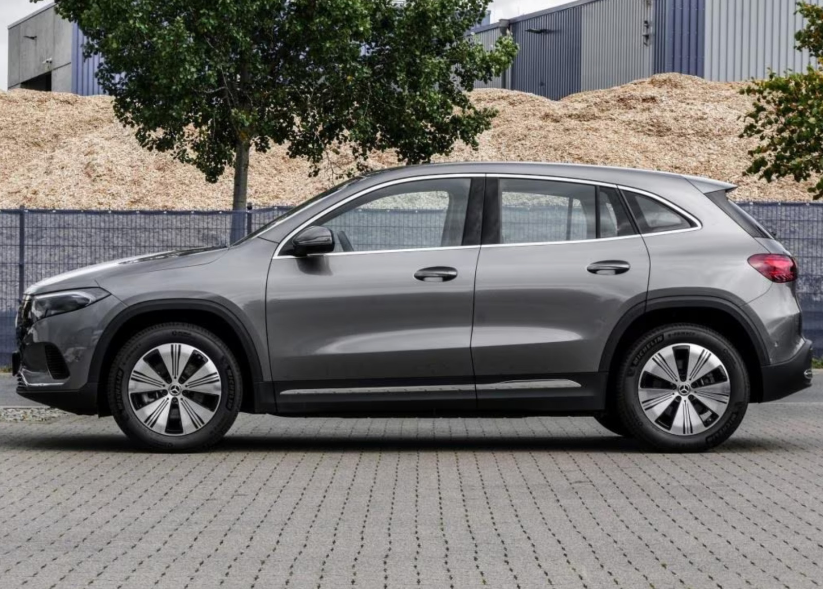 Grå Mercedes EQA250+ fra 2024