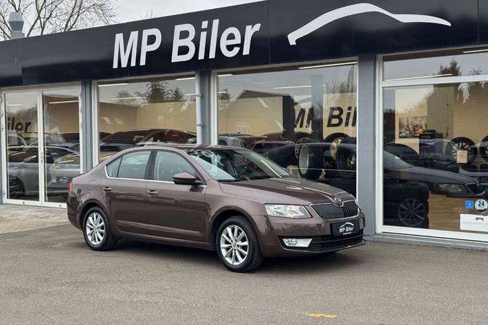Brun Skoda Octavia fra 2015
