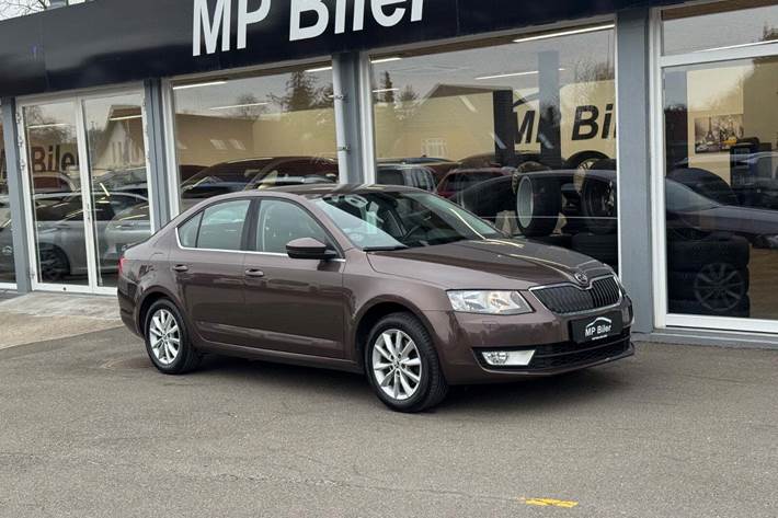 Brun Skoda Octavia fra 2015